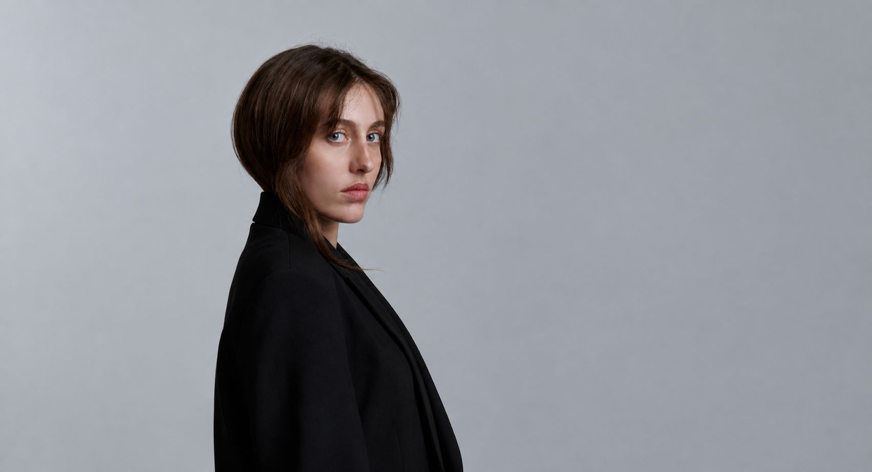 Lía Lois — Retrato editorial minimalista en gris (1)